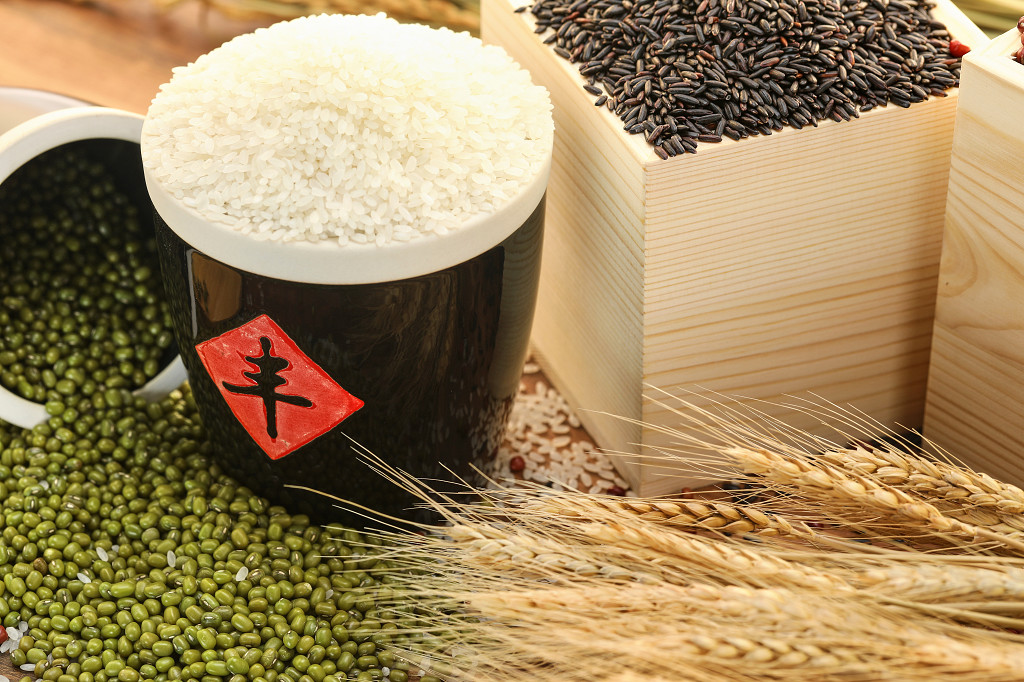 白底粮食绿豆木盒大米五谷杂粮秋天丰收配图谷物丰收节