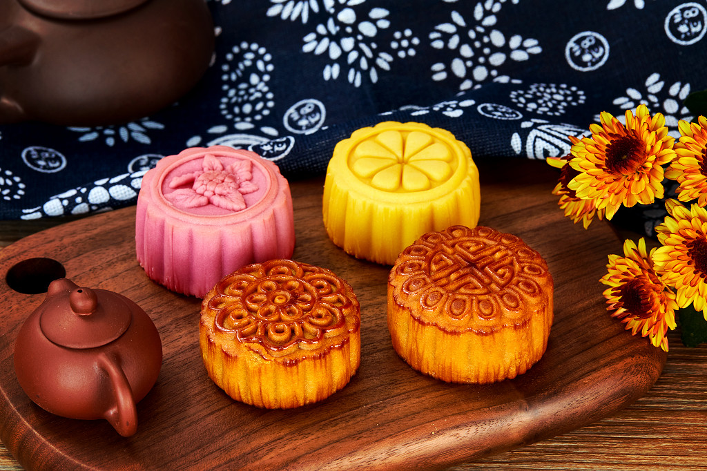 中秋背景中秋月饼中秋中秋佳节迎中秋浓情中秋木纹实拍茶壶茶台彩色月饼月饼四块月饼中秋节配图