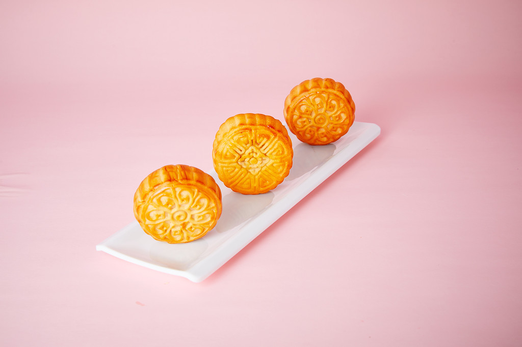 中秋月饼中秋中秋佳节迎中秋浓情中秋粉底茶水花朵冰糖玫瑰实拍月饼一块月饼中秋节配图