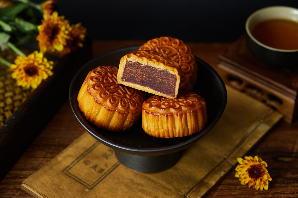 中秋月饼中秋中秋佳节迎中秋浓情中秋木纹实拍花朵茶水黑碗月饼四块月饼中秋节配图