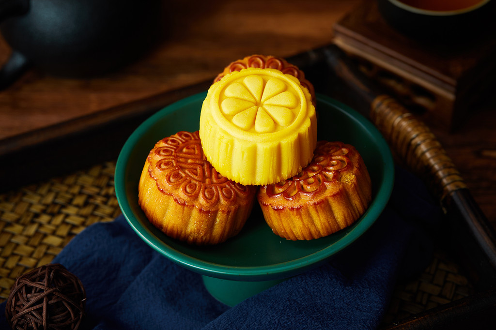 中秋月饼中秋中秋佳节迎中秋浓情中秋木纹实拍托盘绿碗月饼彩色月饼四块月饼中秋节配图