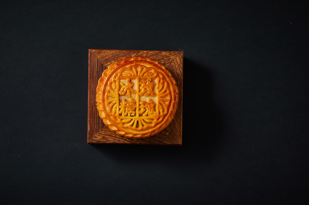 浓情中秋中秋佳节中秋png中秋元素中秋月饼黑底实拍木台月饼冰糖玫瑰一块月饼中秋节配图