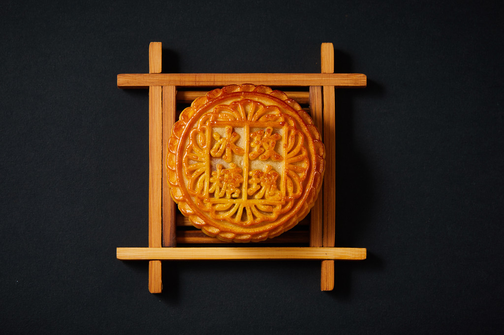 浓情中秋中秋佳节中秋png中秋元素中秋月饼黑底实拍木盘木托月饼冰糖玫瑰一块月饼中秋节配图