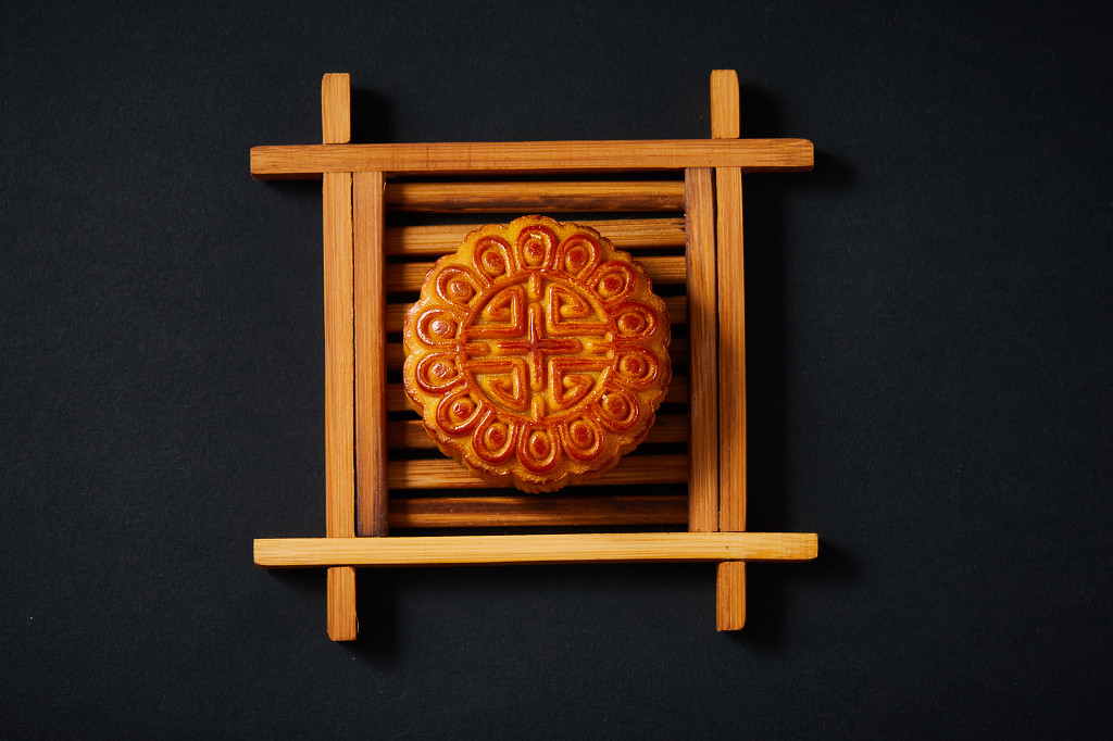 浓情中秋中秋佳节中秋png中秋元素中秋月饼黑底实拍木盘木托月饼一块月饼中秋节配图