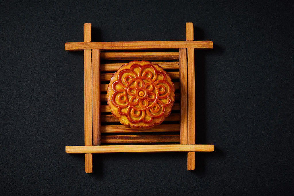 浓情中秋中秋佳节中秋png中秋元素中秋月饼黑底实拍木盘木托月饼一块月饼中秋节配图