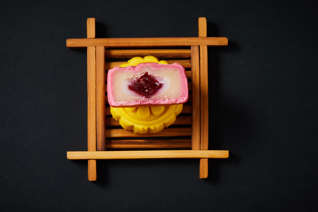 浓情中秋中秋佳节中秋png中秋元素中秋月饼黑底实拍木盘木托彩色月饼月饼一块月饼中秋节配图