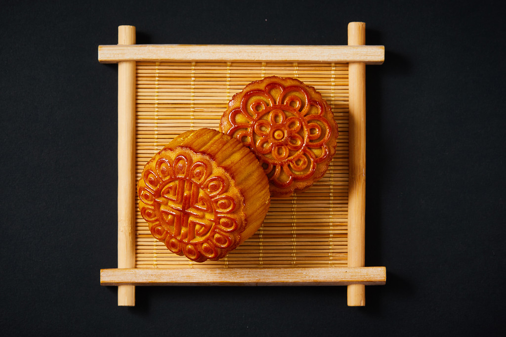 中秋月饼中秋中秋佳节迎中秋浓情中秋黑底实拍木盘木托月饼两块月饼中秋节配图