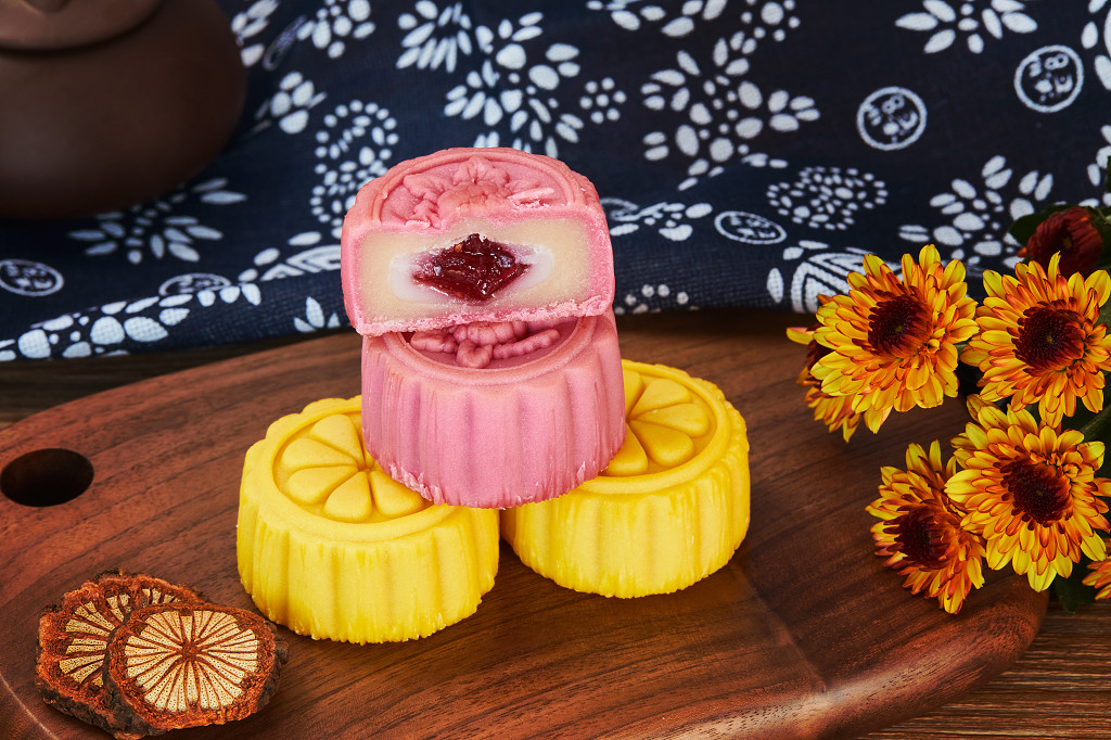 中秋月饼中秋中秋佳节迎中秋浓情中秋木纹实拍茶壶茶台彩色月饼月饼四块月饼中秋节配图