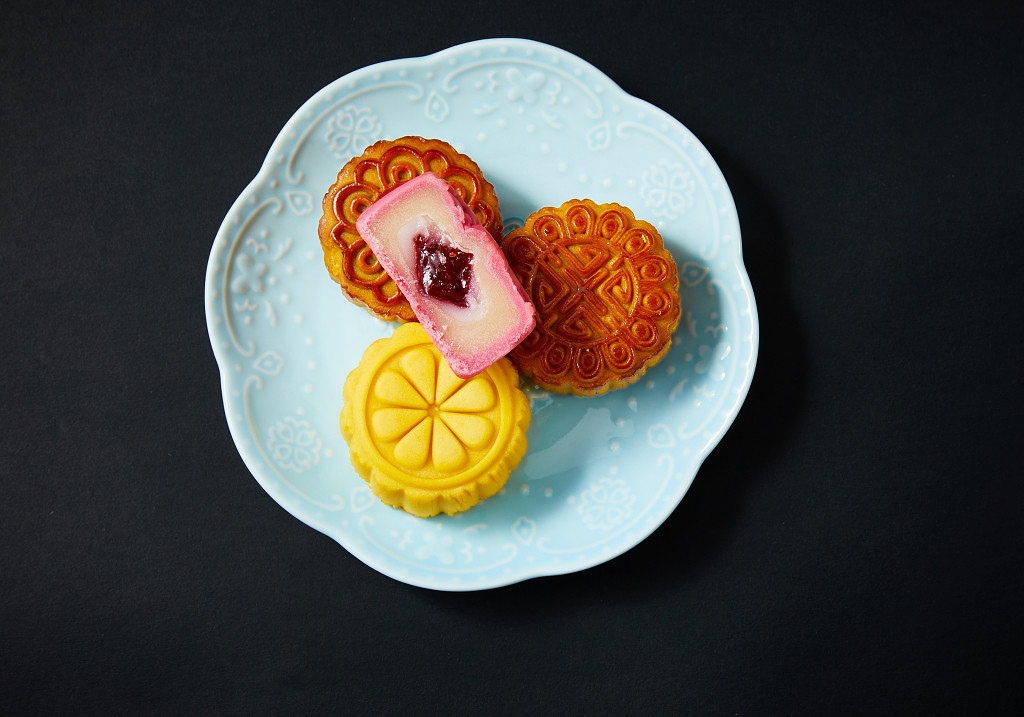 中秋背景浓情中秋中秋佳节中秋png中秋元素中秋月饼黑底实拍盘子瓷盘月饼四块月饼彩色月饼中秋节配图