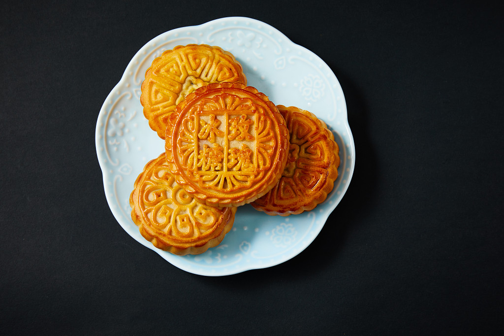 浓情中秋中秋佳节中秋png中秋元素中秋月饼黑底实拍盘子瓷盘月饼四块月饼冰糖玫瑰中秋节配图