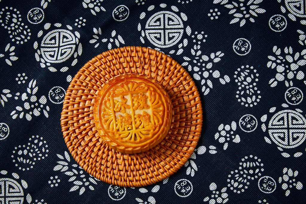 浓情中秋中秋佳节中秋png中秋元素中秋月饼布底实拍杯垫月饼一块月饼冰糖玫瑰中秋节配图