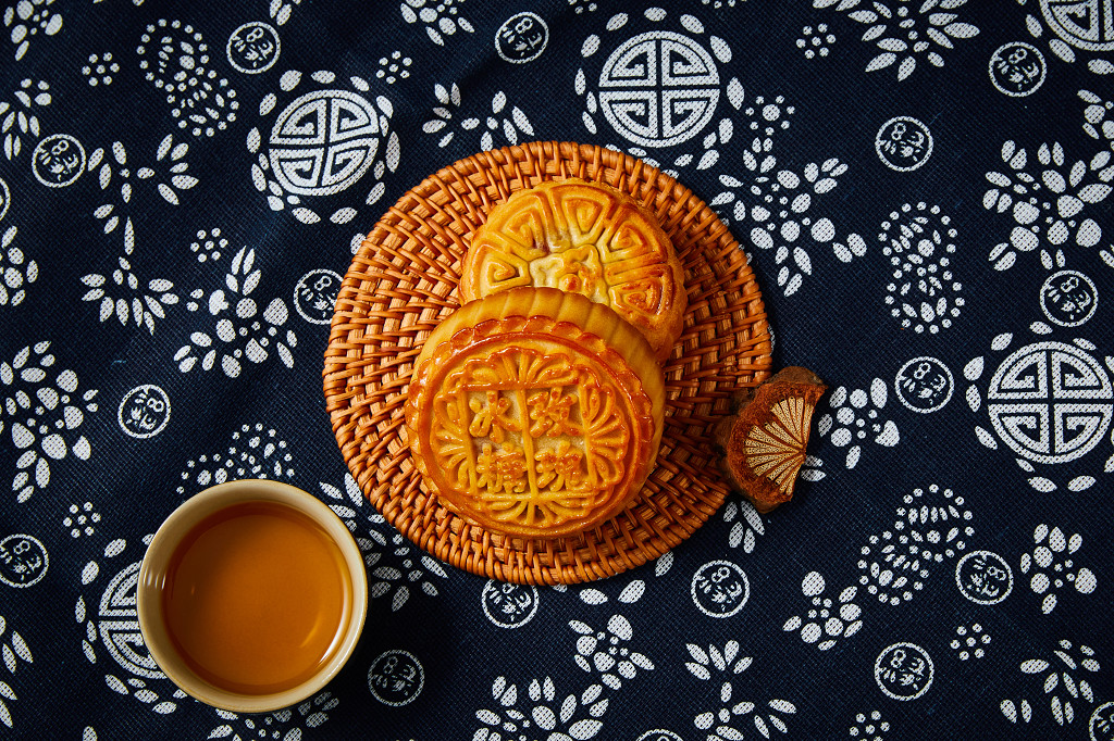 浓情中秋中秋佳节中秋png中秋元素中秋月饼布底实拍杯垫茶杯月饼两块月饼冰糖玫瑰中秋节配图