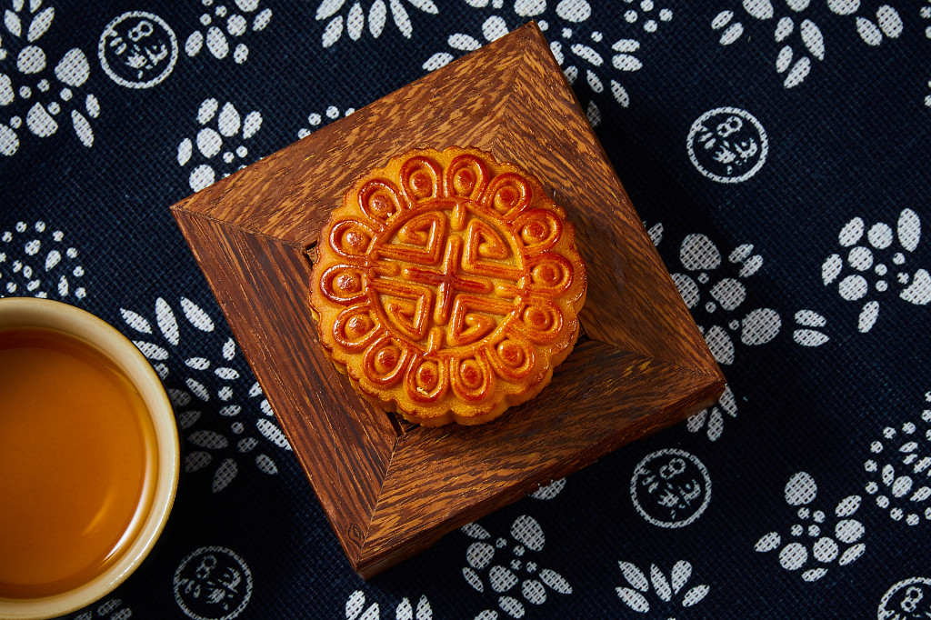浓情中秋中秋佳节中秋png中秋元素中秋月饼布底实拍木台茶杯月饼一块月饼中秋节配图