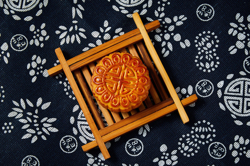 浓情中秋中秋佳节中秋png中秋元素中秋月饼布底实拍木盘木托月饼一块月饼中秋节配图