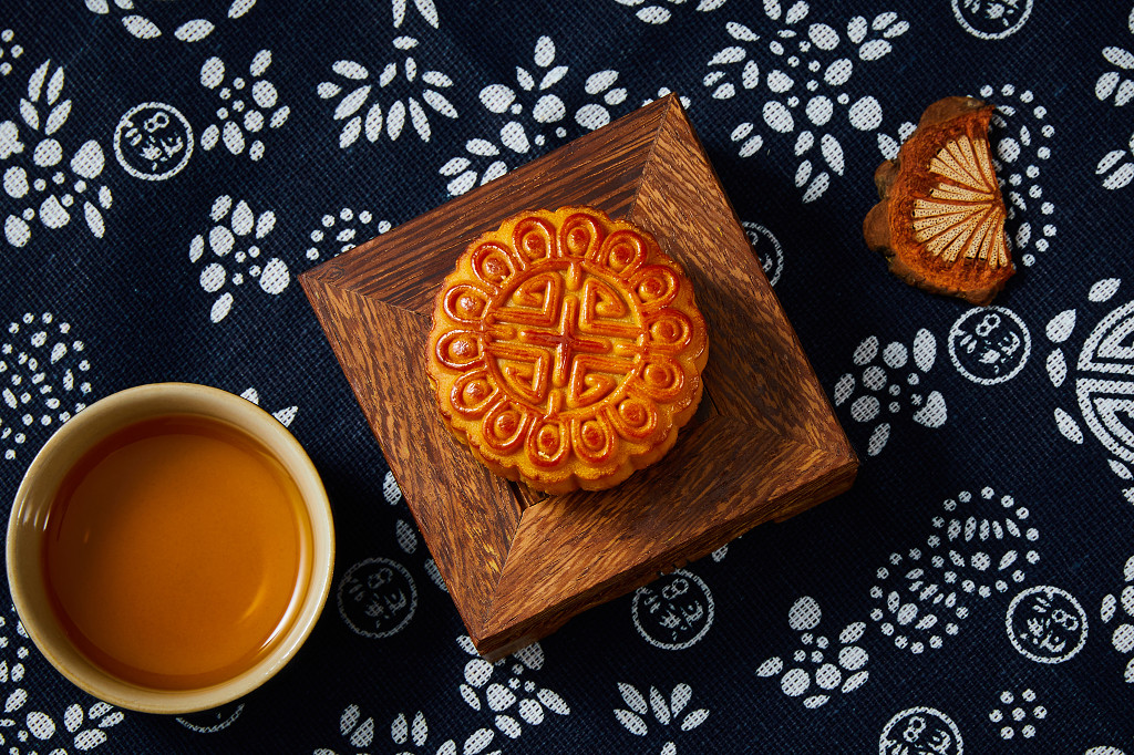 浓情中秋中秋佳节中秋png中秋元素中秋月饼布底实拍木台茶杯月饼一块月饼中秋节配图