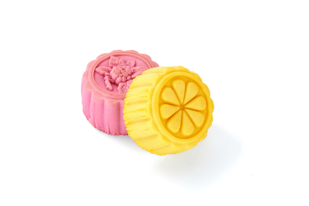 浓情中秋中秋佳节中秋png中秋元素中秋月饼白底实拍月饼两块月饼彩色月饼中秋节配图