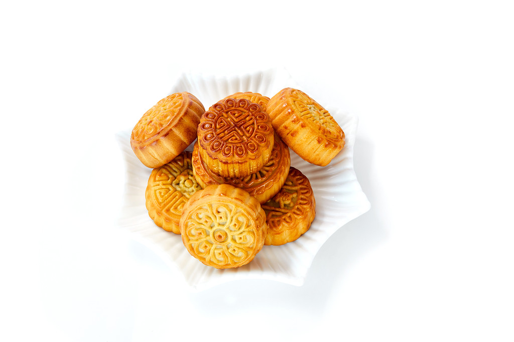 浓情中秋中秋佳节中秋png中秋元素中秋月饼白底实拍瓷盘盘子月饼冰糖玫瑰中秋节配图