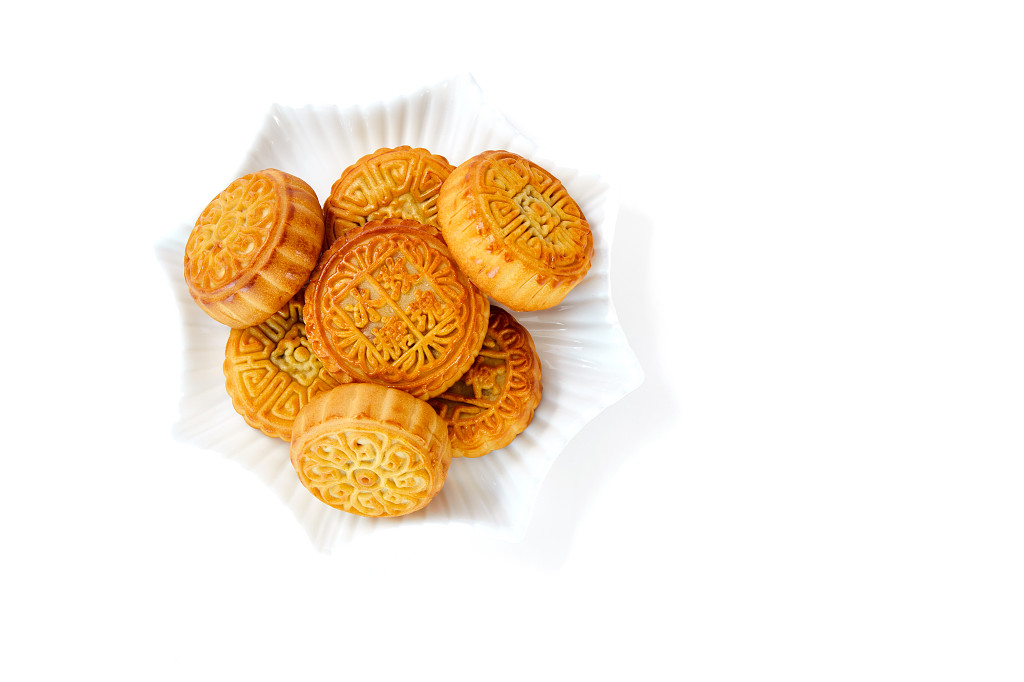 浓情中秋中秋佳节中秋png中秋元素中秋月饼白底实拍瓷盘盘子月饼冰糖玫瑰中秋节配图