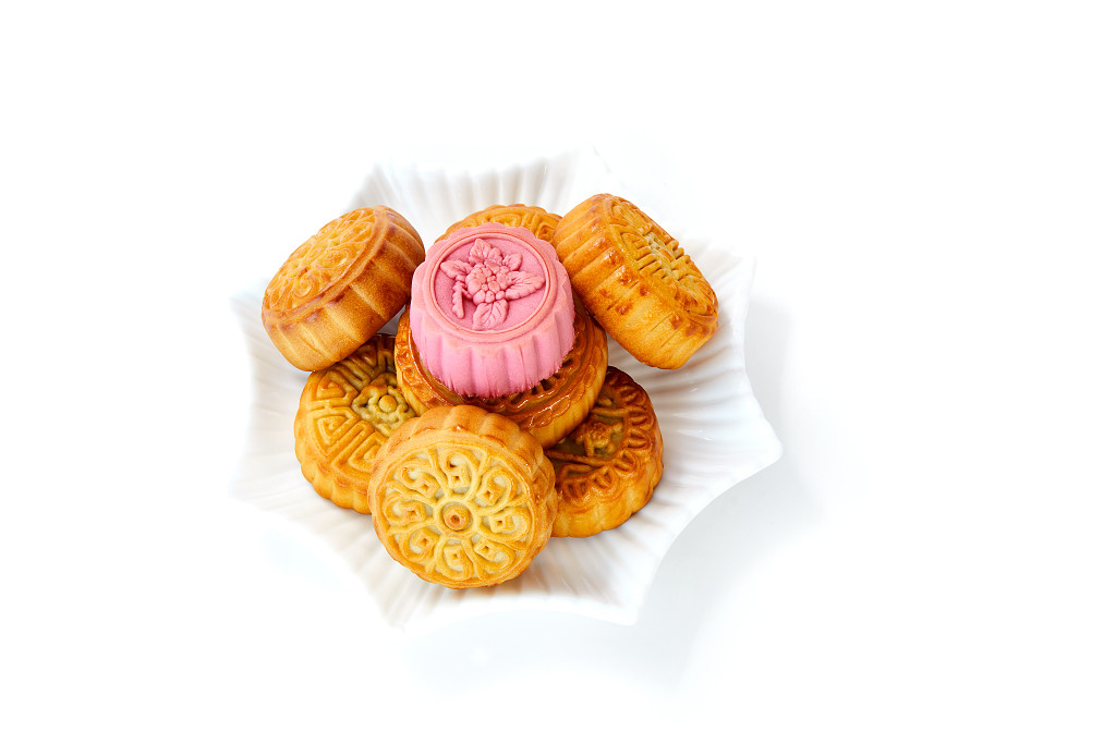 浓情中秋中秋佳节中秋png中秋元素中秋月饼白底实拍瓷盘盘子月饼彩色玫瑰中秋节配图