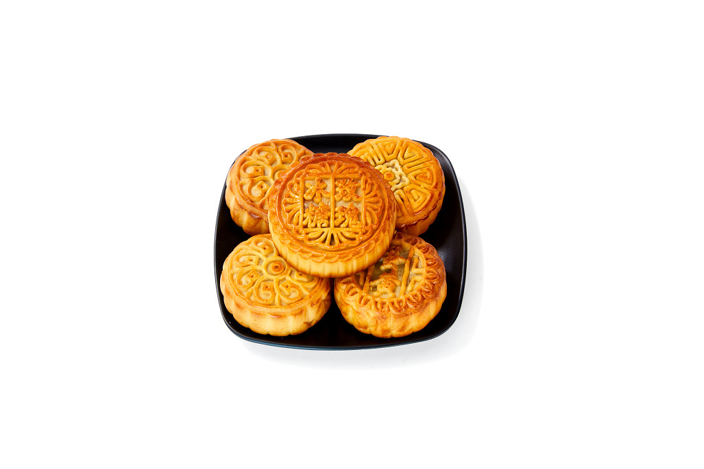 浓情中秋中秋佳节中秋png中秋元素中秋月饼白底实拍瓷盘盘子月饼冰糖玫瑰五块月饼中秋节配图