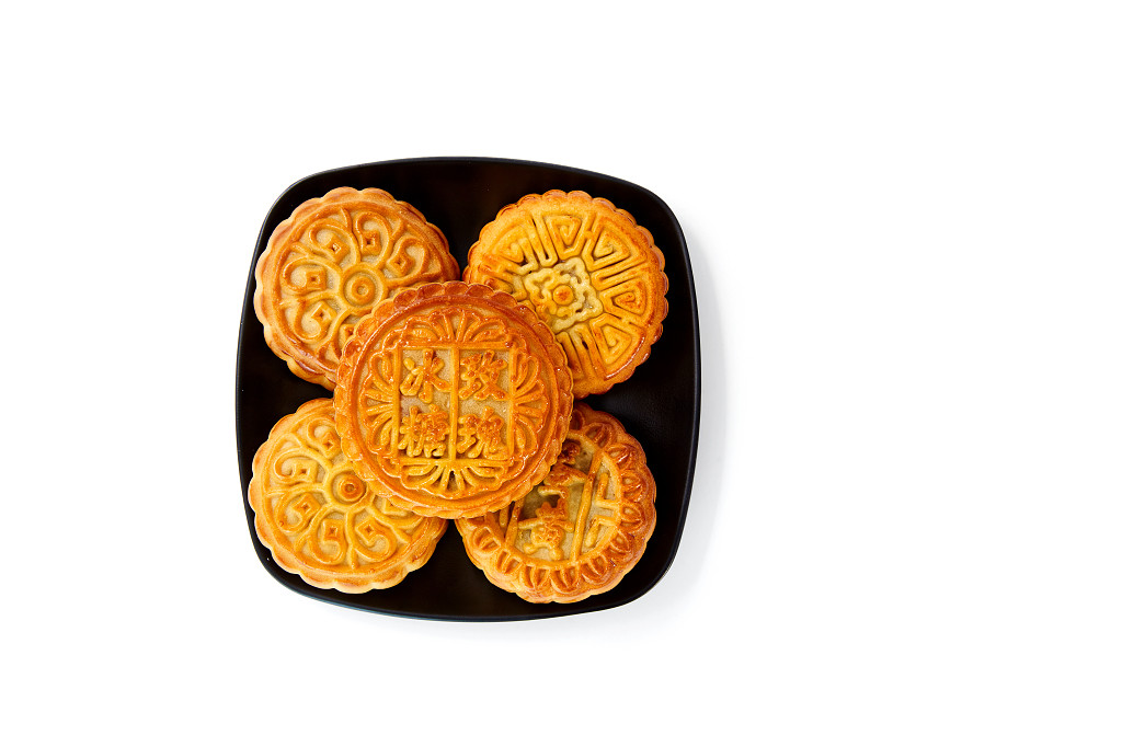 浓情中秋中秋佳节中秋png中秋元素中秋月饼白底实拍瓷盘盘子月饼冰糖玫瑰五块月饼中秋节配图