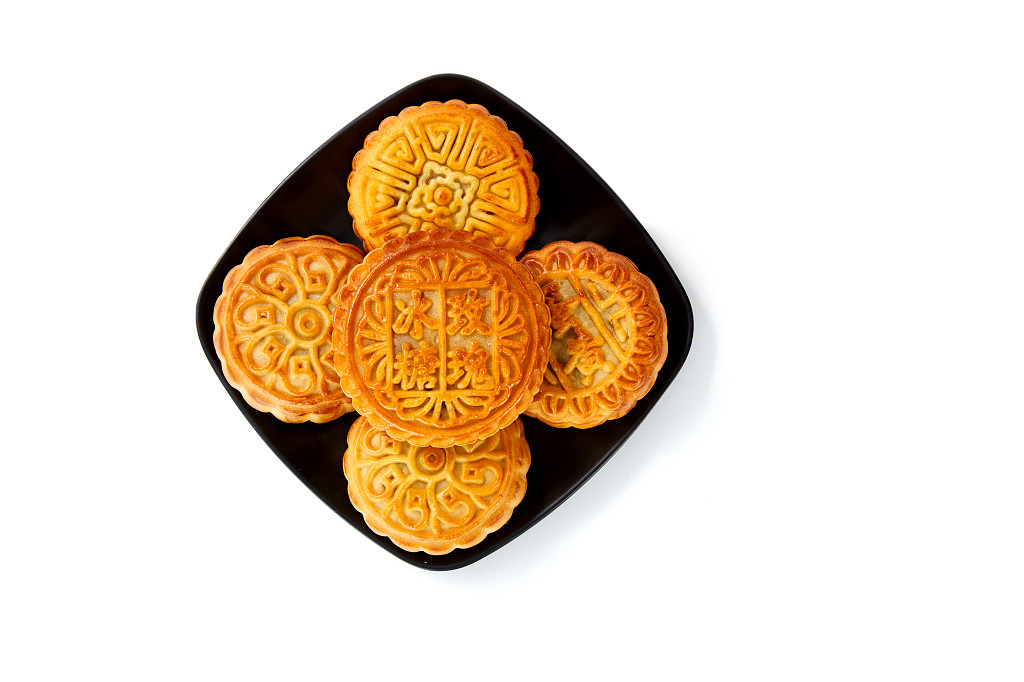 浓情中秋中秋佳节中秋png中秋元素中秋月饼白底实拍瓷盘盘子月饼冰糖玫瑰五块月饼中秋节配图