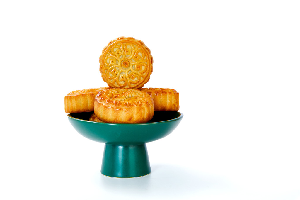 浓情中秋中秋佳节中秋png中秋元素中秋月饼白底实拍瓷盘盘子绿盘月饼四块月饼中秋节配图