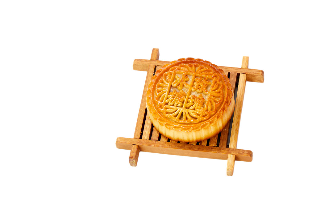 浓情中秋中秋佳节中秋png中秋元素中秋月饼白底实拍木盘木托月饼一块月饼冰糖玫瑰中秋节配图