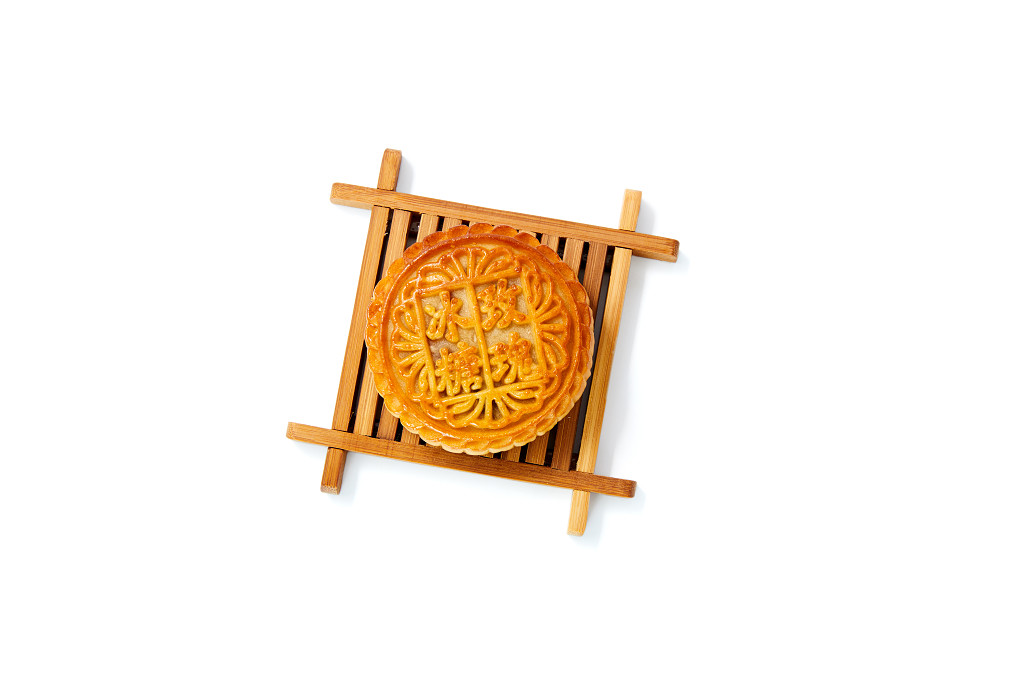 浓情中秋中秋佳节中秋png中秋元素中秋月饼白底实拍木盘木托月饼一块月饼中秋节配图