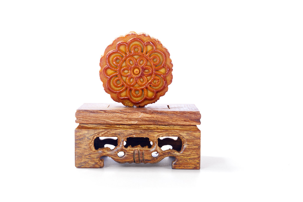 浓情中秋中秋佳节中秋png中秋元素中秋月饼白底实拍木台月饼一块月饼中秋节配图