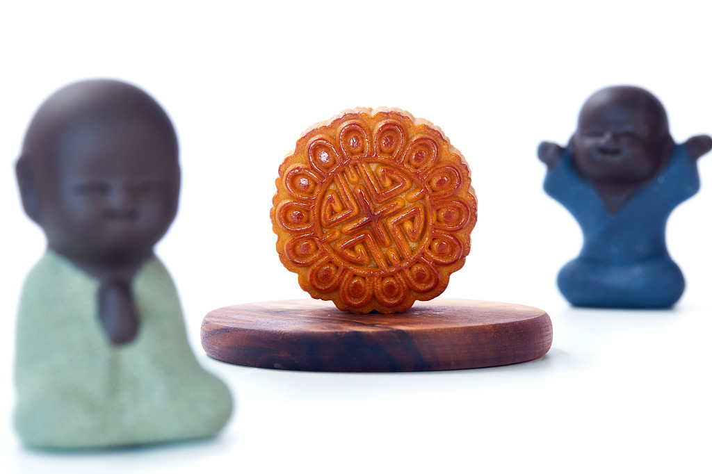 浓情中秋中秋佳节中秋png中秋元素中秋月饼白底实拍木台摆件月饼一块月饼中秋节配图