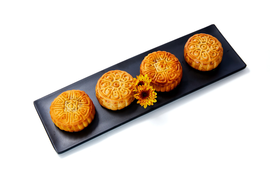 浓情中秋中秋佳节中秋png中秋元素中秋月饼白底实拍花朵盘子月饼四块月饼中秋节配图