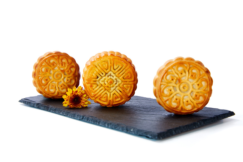 浓情中秋中秋佳节中秋png中秋元素中秋月饼白底实拍盘子月饼三块月饼中秋节配图