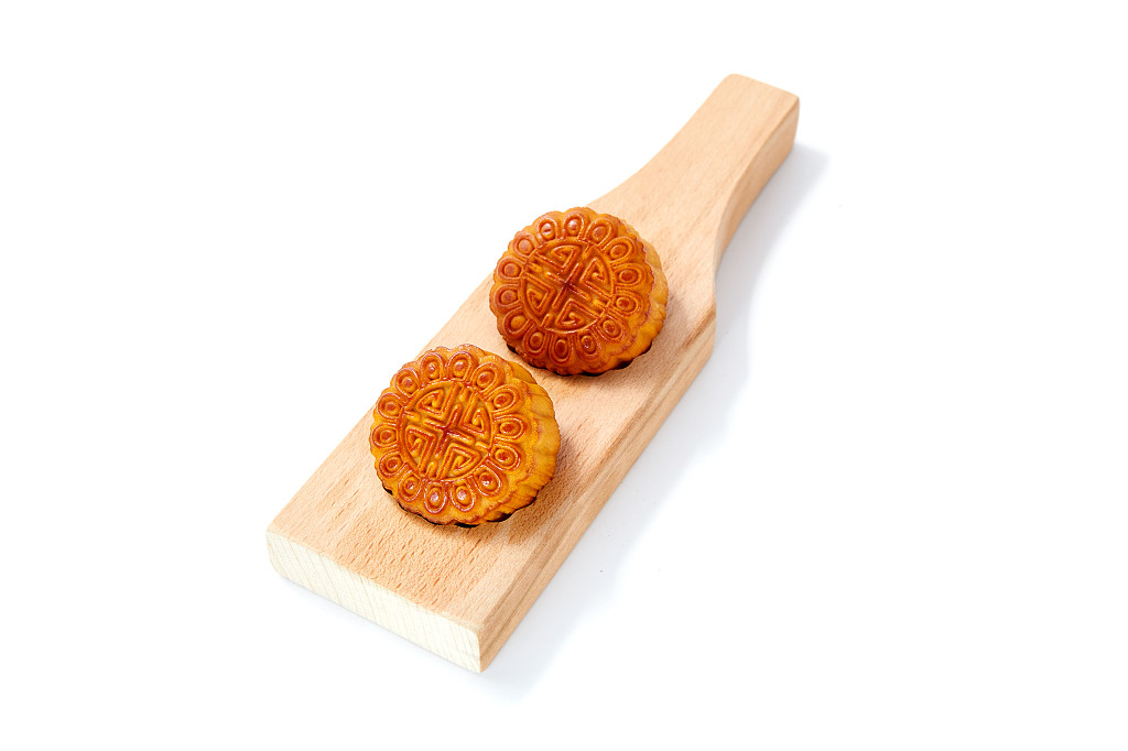 浓情中秋中秋佳节中秋png中秋元素中秋月饼白底实拍木台月饼两块月饼中秋节配图