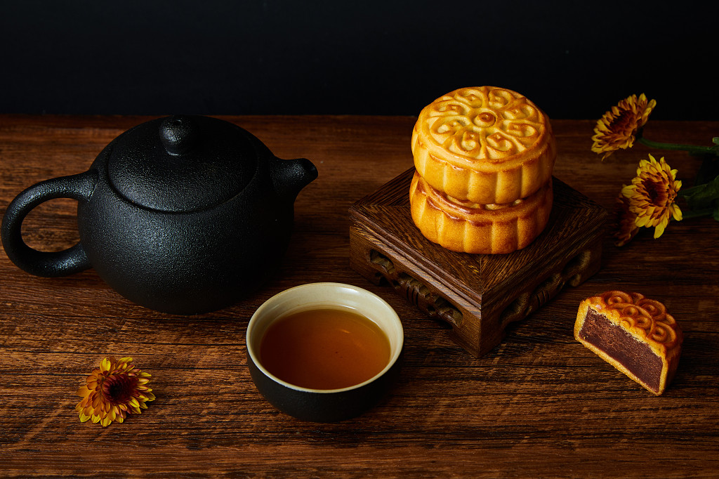 浓情中秋中秋佳节中秋png中秋元素中秋月饼黑底茶壶茶杯木纹实拍黑碗月饼两块月饼中秋节配图