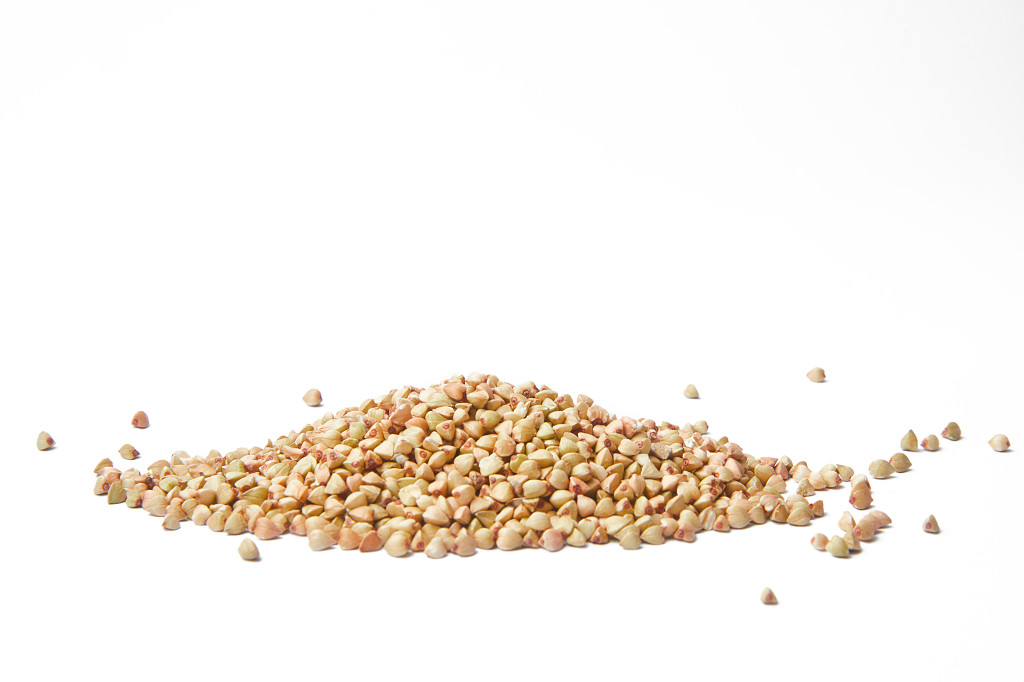白底粮食荞麦荞麦仁一堆荞麦仁荞麦堆五谷杂粮谷物