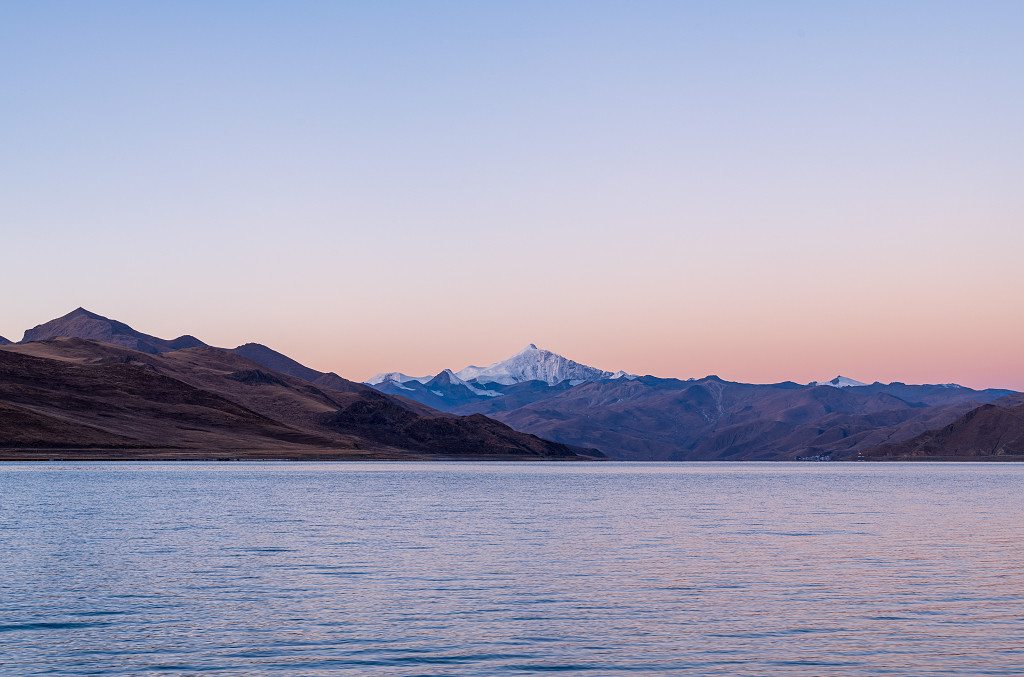 西藏羊卓雍错晚霞日出日落摄影图湖泊