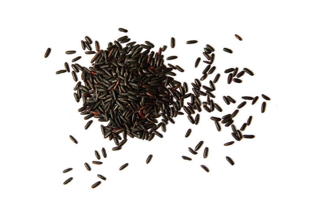 白底粮食黑米米粒黑米堆散落黑米五谷杂粮配图谷物