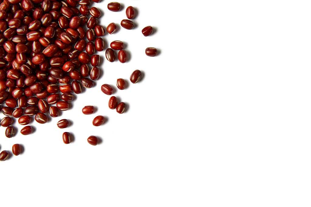 白底粮食豆子红豆一堆红豆角落粮食珍爱粮食