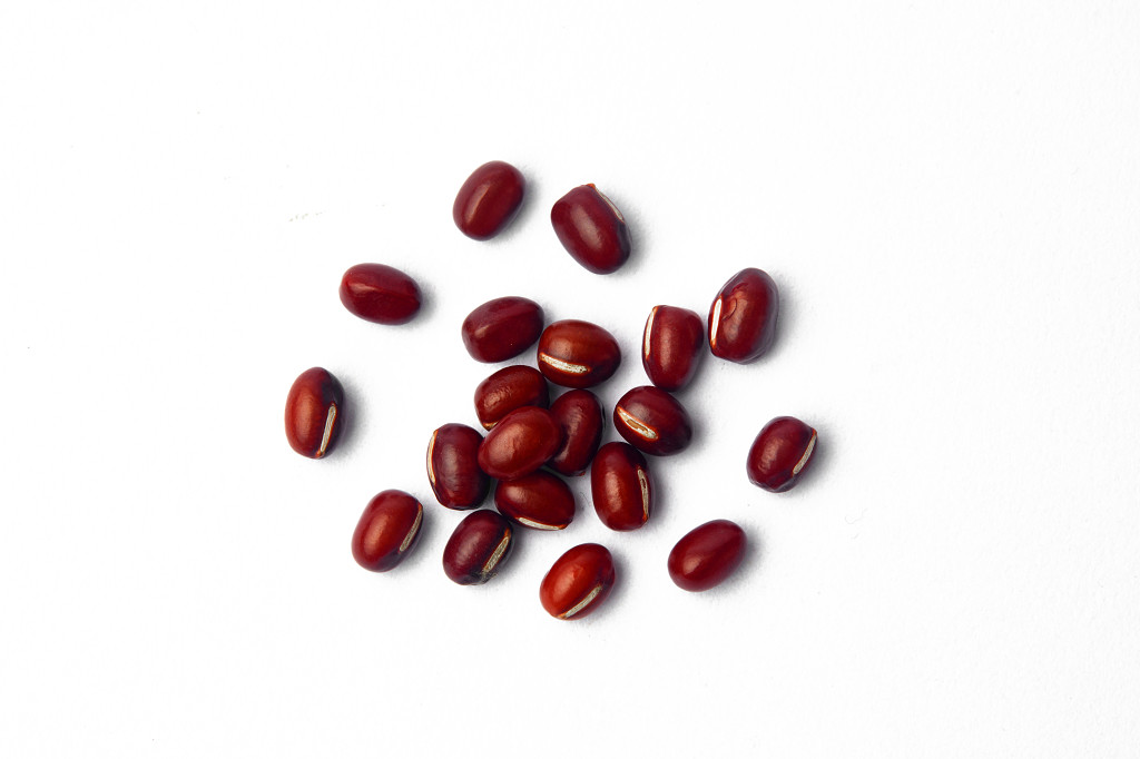 白底节约粮食粮食豆子红豆散落红豆几粒红豆粮食安全