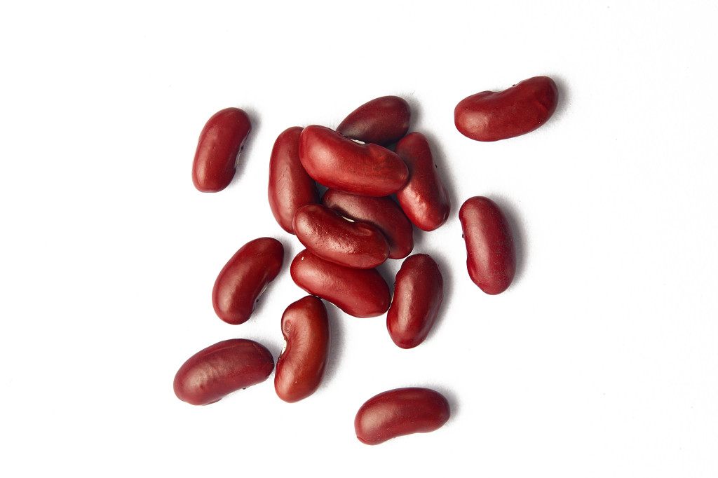 白底粮食豆子红芸豆散落红芸豆几粒红芸豆珍惜粮食