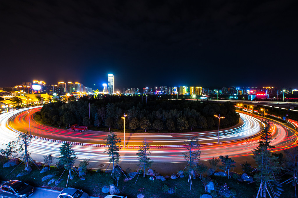 城郊夜间环形公路长曝光JPEG素材