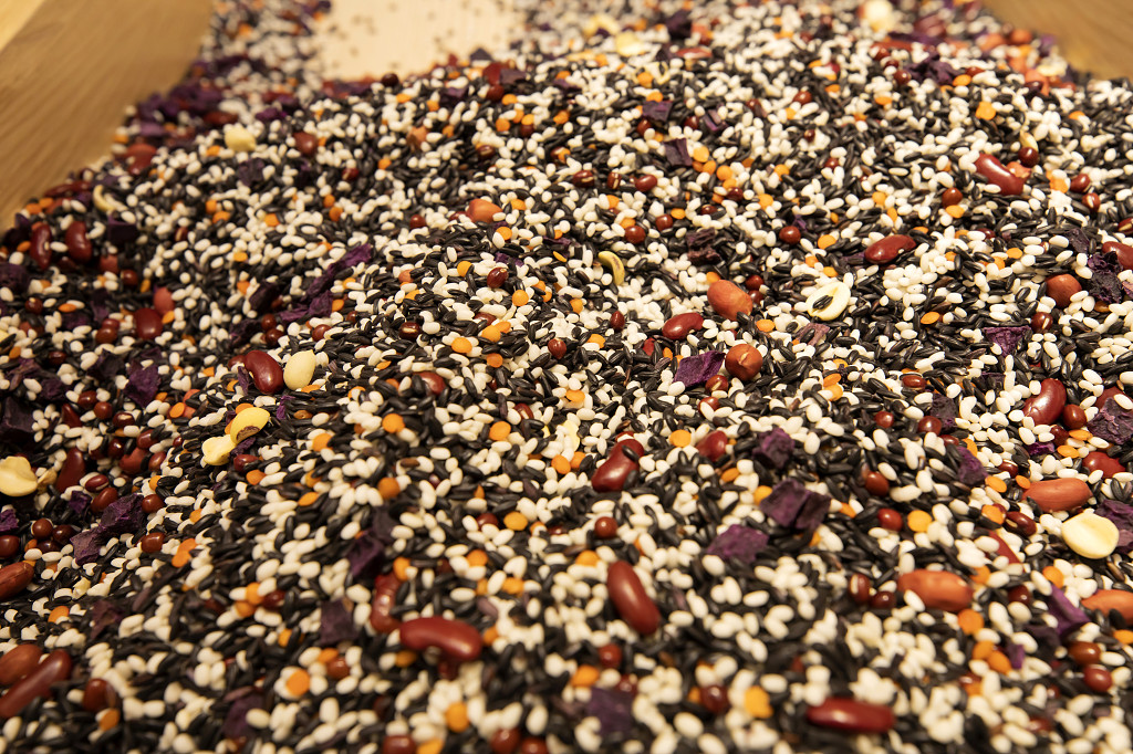 实拍八宝粥超市陈列超市食品五谷杂粮谷物特写