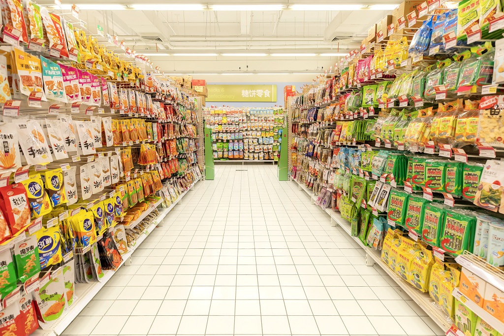 实拍超市超市货架超市内景零食货架食品货架大空间画面