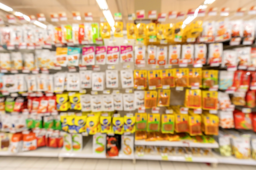 实拍超市超市货架超市内景超市购物超市模糊画面零食货架