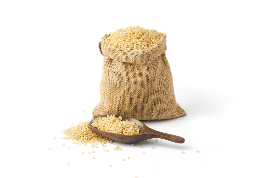 白底实拍散落粮食散落糙米糙米米粒谷物麻袋一袋糙米铲子粮食