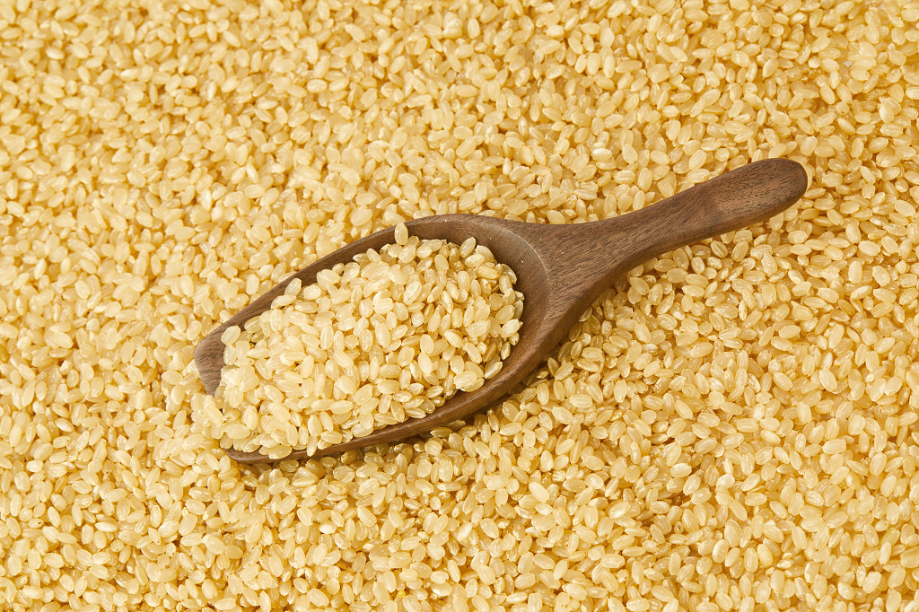 实拍粮食谷物糙米米粒平铺图糙米特写一铲粮食铲子