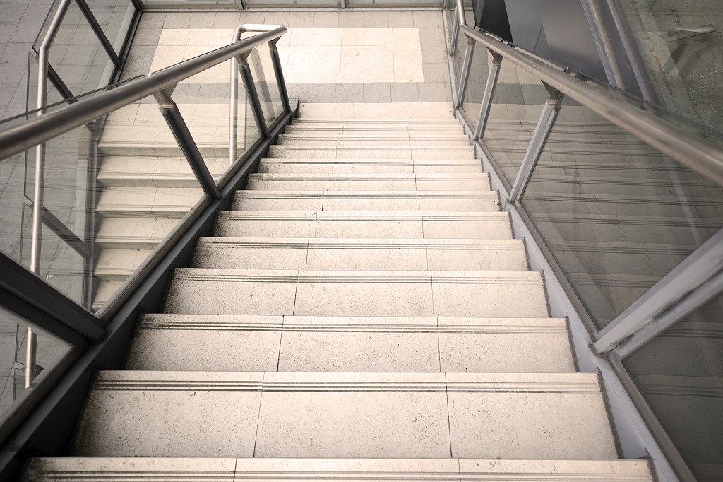 室内楼梯室内通道楼梯扶手楼梯俯视画面