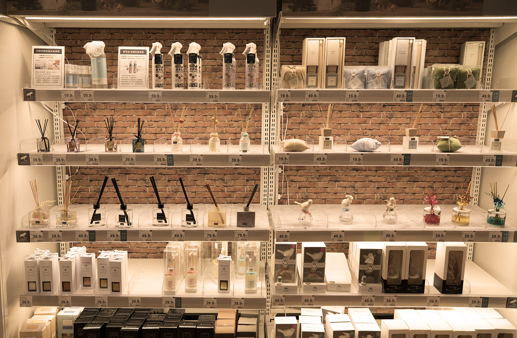 实拍商品特写商品货架日用品货架香薰货架
