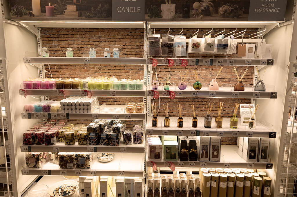 实拍商品特写商品货架日用品货架蜡烛货架